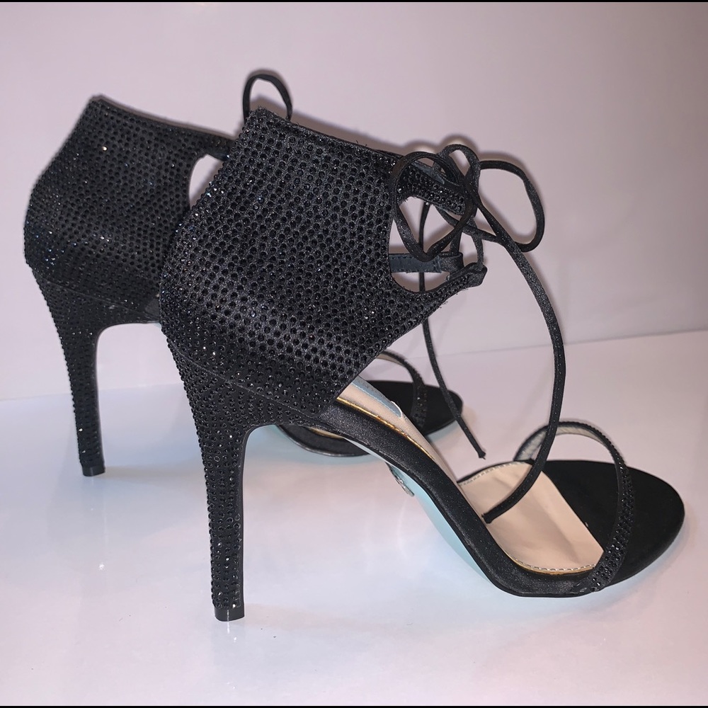 EUC BETSEY JOHNSON BLUE EMBELLISHED 4” PUMPS